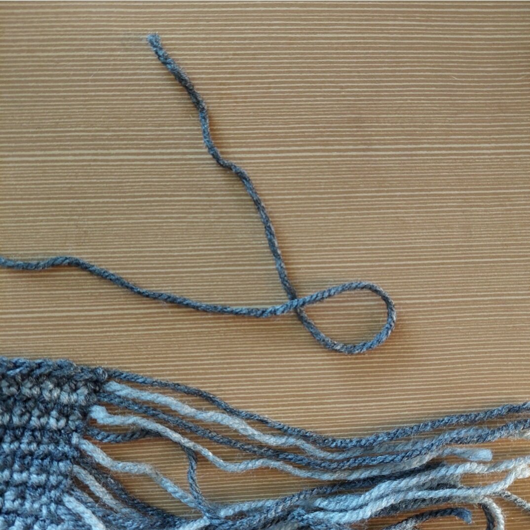 Кончик снизу рабочей нити.