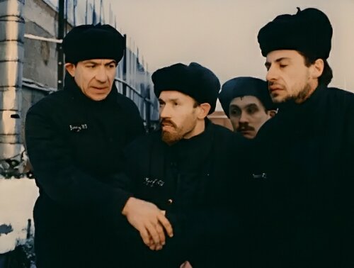 "Мы добивается чего? Единовластия и твердой руки. А коли так - пора делать выбор." "Ленин" добивается лидерства в партии побега на волю. Шестерки пахана переходят на его сторону.