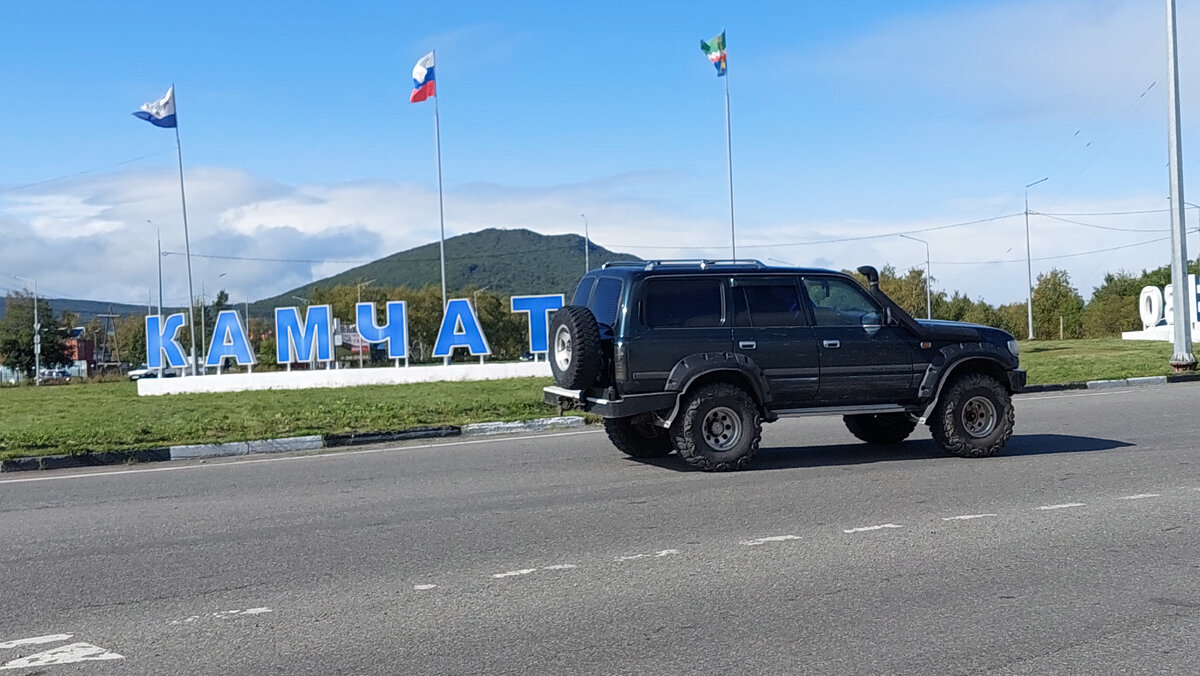 Вот на таком внедорожнике нас прокатили от Тихого океана до Охотского моря и обратно. Фото автора.