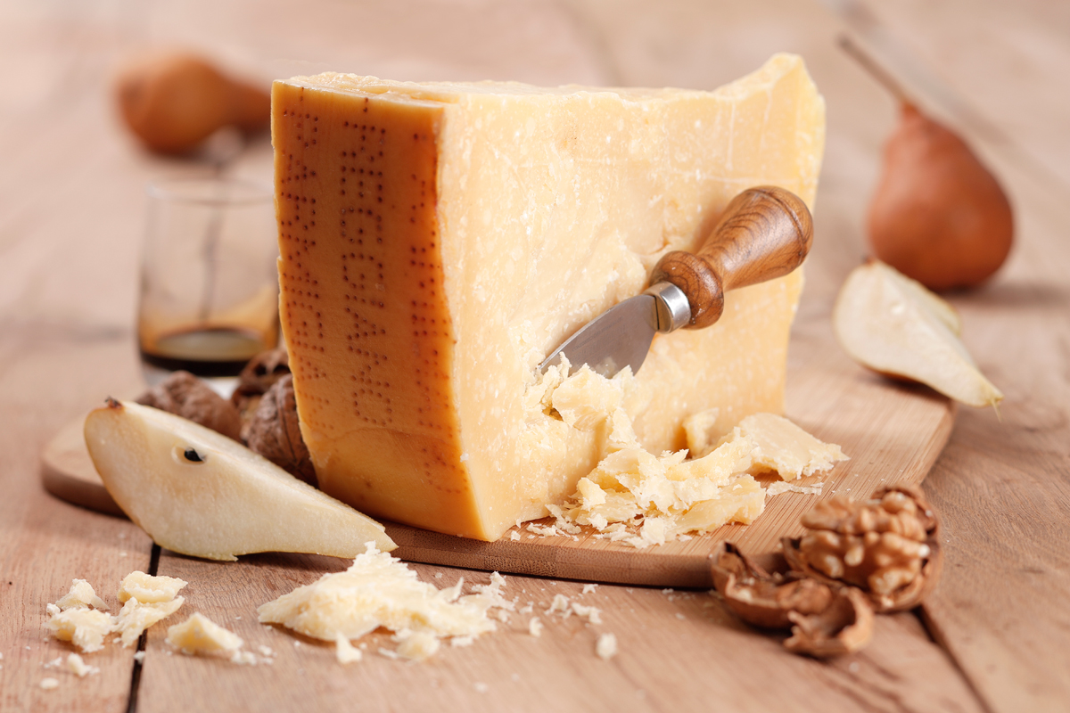 Твёрдые сыры, такие как Пармиджано Реджано, принято колоть, а не резать