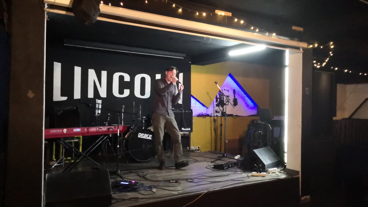 мой онлайн-ученик, Сергей, который с удивлением обнаружил, что музыку для песни Григория Лепса "Аминь", которую он исполнял на концерте, написал Аркадий Укупник.