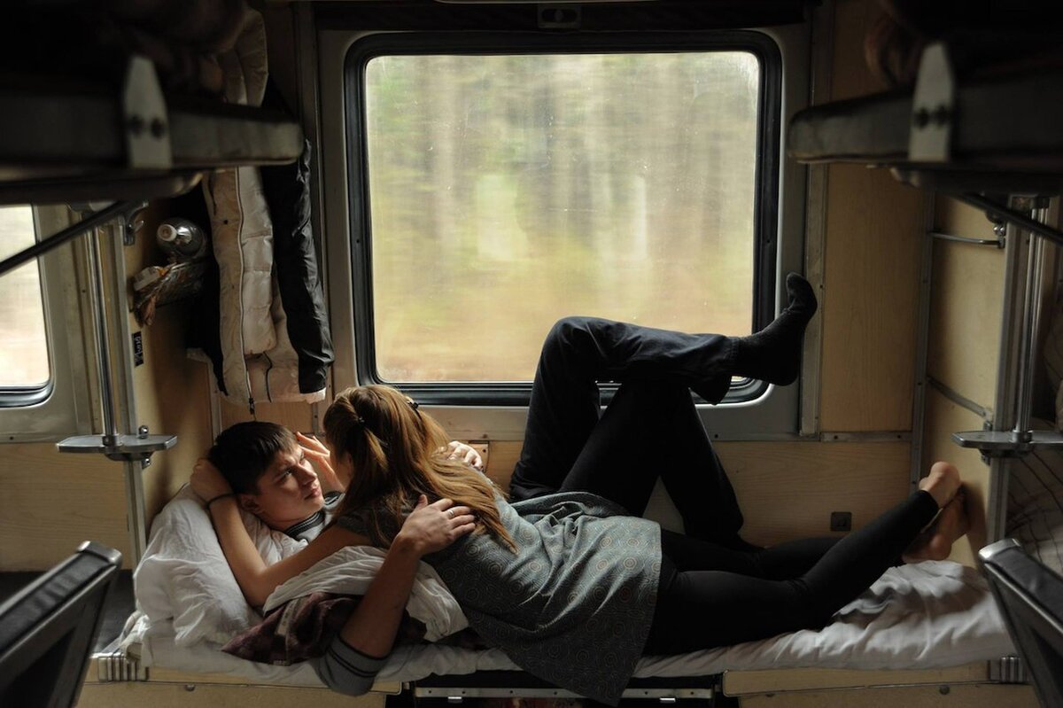 Жена изменила в поезде. Любовь в поезде. Пара в поезде. Влюбленные в поезде. Любовь в купе поезда.