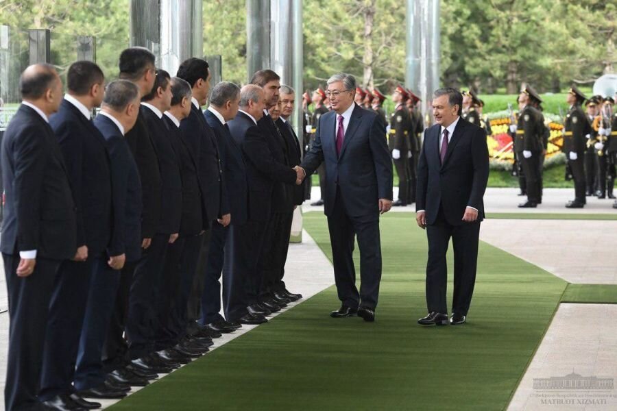 Приветствуя  К. Токаева, Ш. Мирзиёев назвал его визит последовательным продолжением  заметно активизировавшегося в последние годы политического диалога двух  стран