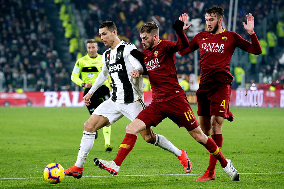   Самая громкая вывеска 36-го тура чемпионата Италии рискует не оправдать ожиданий. «Ювентусу» уже совсем ничего не нужно, что сказывается на мотивации и качестве игры. Скудетто выиграно ещё пару недель назад, а выступления в Лиге чемпионов и даже Кубке Италии завершились раньше, чем хотелось бы туринцам. 
Справедливости ради, ниже определённой планки они всё же не опускаются, хоть и играют по большей части довольно блекло. В трёх матчах после вылета из Лиги чемпионов набраны вполне себе солидные пять очков с крепкими соперниками: победа над «Фиорентиной» (2:1), а также ничьи с «Интером» и «Торино» (по 1:1). 

А вот «Роме» победа нужна позарез. Сейчас римляне отстают от зоны Лиги чемпионов на четыре очка и просто не имеют права на ошибку. Даже ничья окончательно выбьет их из гонки за топ-4. А ведь выиграть на заказ у «Ювентуса» (пусть и немотивированного, пусть и на своём поле) — задача тяжелейшая. 

С результатами у «волков» в последнее время дела обстоят недурно — 11 очков в пяти предыдущих турах Серии А. Проблема в том, что достигаются они скорее не благодаря, а вопреки. Качество футбола крайне средненькое, но приятный календарь частично маскирует эти проблемы. 

Свежее подтверждение информации об уходе Клаудио Раньери с поста главного тренера «Ромы» по окончании сезона (о котором говорилось уже давно) очень похоже на попытку подстегнуть игроков и добавить им мотивации. Слишком уж удобно выбрано время — между обидной ничьей с хилым «Дженоа» (1:1) и важнейшим матчем против лучшего клуба страны. 

Что из этого выйдет, сказать трудно. «Ювентус» не имеет турнирной мотивации, но подложить свинью давнему конкуренту всегда приятно. Потому мы склоняемся к тому, что гости не станут отбывать номер и заставят римлян потрудиться. Х2 за 1.56, П2 с нулевой форой за 2.02 или лобовая ничья за 3.52 — можно выбрать на свой вкус. 

Но есть вариант и поинтереснее. Криштиану Роналду ещё сохраняет минимальные шансы догнать Фабио Квальяреллу (21 гол против 25) в гонке бомбардиров, а потому команда наверняка постарается помочь ему пополнить лицевой счёт. Португалец забил в двух предыдущих турах, он исполняет пенальти — в общем, шансы отличиться неплохи. На гол Роналду дают вполне симпатичные 2.05.