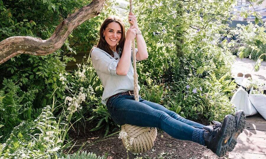 В преддверии открытия сада на Цветочном шоу в Челси Кенсингтонский дворец опубликовал несколько великолепных фотографий Кейт, посетившей его в среду. 