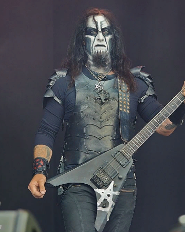 Сегодня 23 мая день рождения у двух музыкантов, участников группы Dark Funeral один вокалист, другой гитарист. Оба родились в 1973 году. Оба музыканта исполнители дэт и блэк-метала.-2