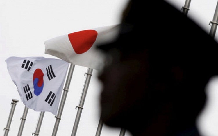 Тихая» война между Японией и Южной Кореей может разрушить целую отрасль, причем важнейшую для современной промышленности. По крайней мере, именно такие выводы можно сделать из крайне резкого решения, которое принял Токио в ответ на итоги судебных процессов в Южной Корее. А поводом стали события еще времен Второй мировой.
Причиной обострения отношений между Японией и Южной Кореей стал давний спор. Он касается периода японской оккупации Кореи, который продлился без малого с 1910 по 1945 год.