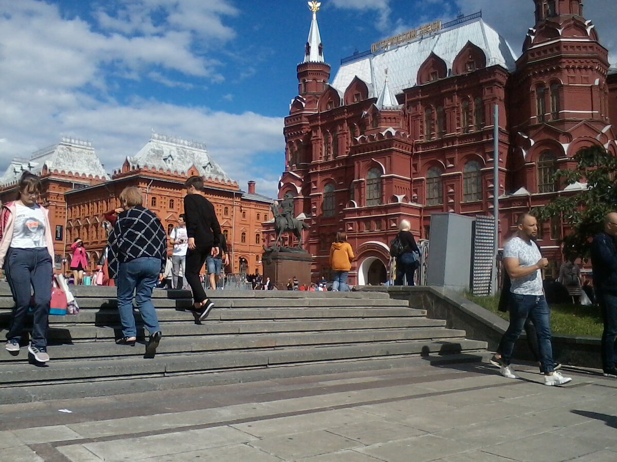 Пару на красной площади. Москва красная площадь 1992. Украинцы на красной площади. Руслан Бобиев фото на красной площади. Баптисты на красной площади.