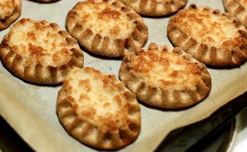                                                            Калитки                                                                                               
Источник: http://yourfinland.ru/content/finlyandiya-karjalanpiirakka-ili-kalitki-ochen-vkusnye-pirozhki