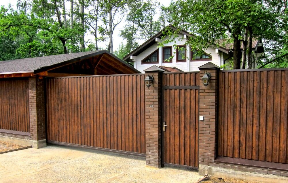 Забор из профнастила под дерево