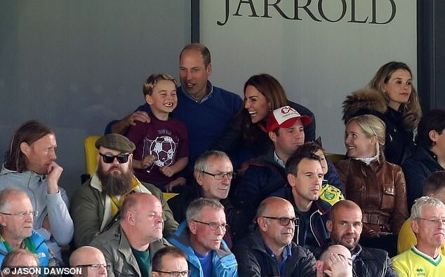 Кейт и Уильям с Шарлоттой и Джорджем посетили футбольный матч (фото+видео)