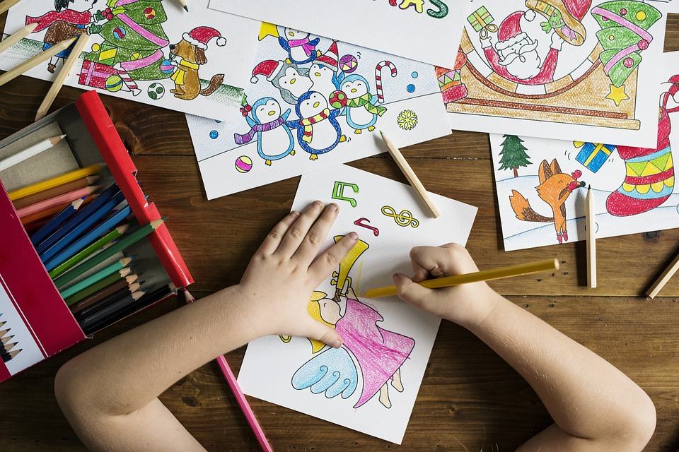 https://pixabay.com/photos/kids-painting-school-drawing-draw-2985782/