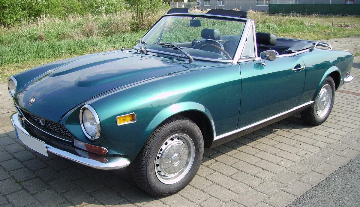 https://en.wikipedia.org/wiki/Fiat_124_Sport_Spider#/media/File:Fiat_124_Spider_turquoise.jpg