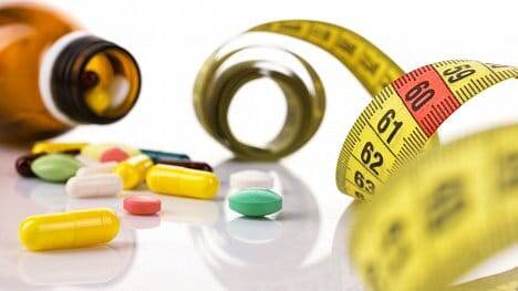 Для эффективной и быстрой потери веса применяют аптечные препараты. Это могут быть витамины, порошки, капли, таблетки, чаи. В продаже очень много всякой всячины продается, лучше не использовать неизвестные или явно опасные.