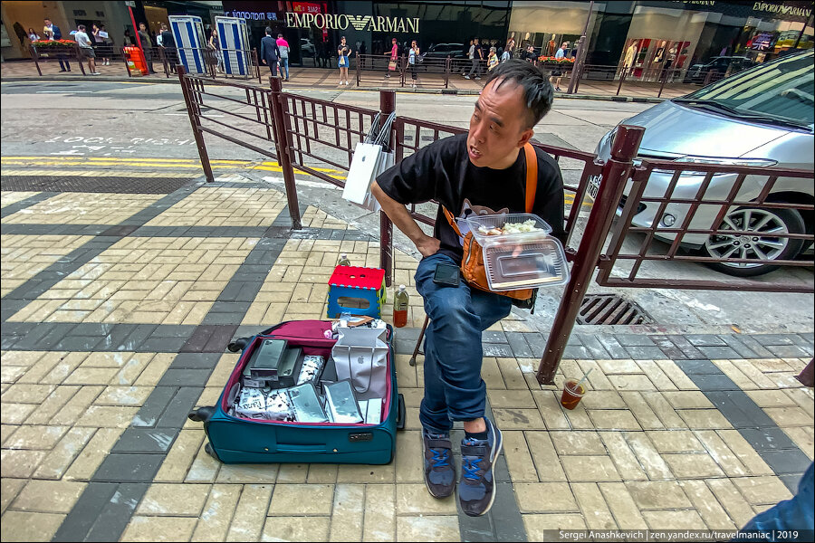 Такого я еще не видел: в Гонконге iPhone 11 продают с земли, как у нас бабульки укроп