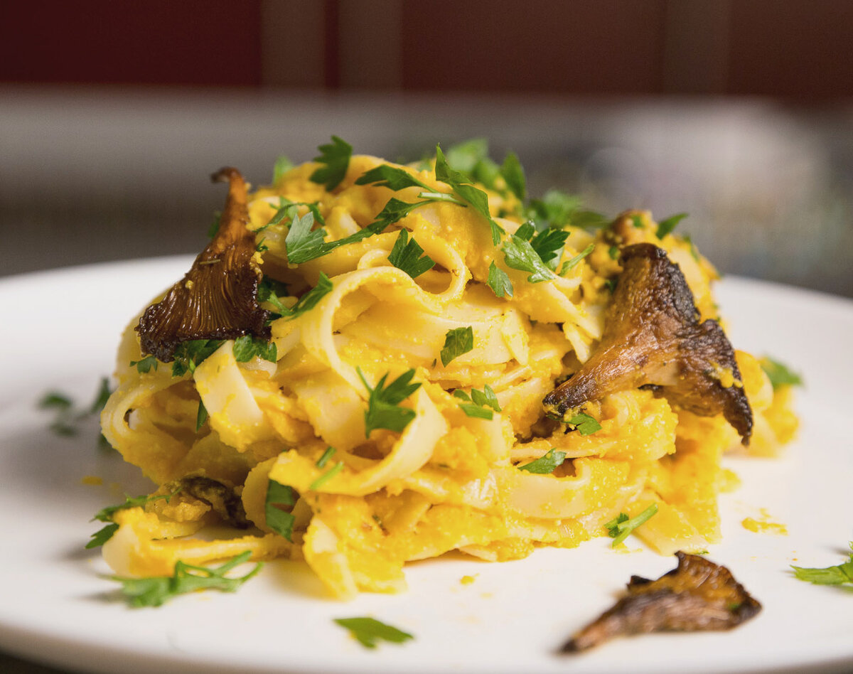 Паста с грибами и тыквенным соусом вегетарианская