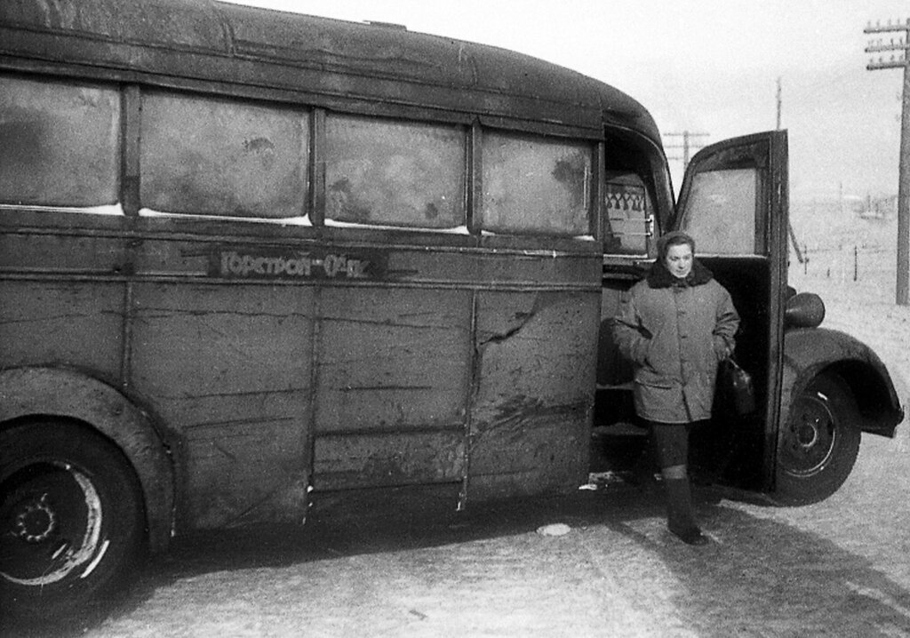 01. Пожалуй, самым известным довоенным автобусом СССР был ЗиС-16. На фото 1944 года, любезно предоставленном Светланой Гуниной, норильский экземпляр, работавший на маршруте Нулевой пикет - Горстрой, т.е. по улицам Горная, Заводская и до самого конца Октябрьской.

