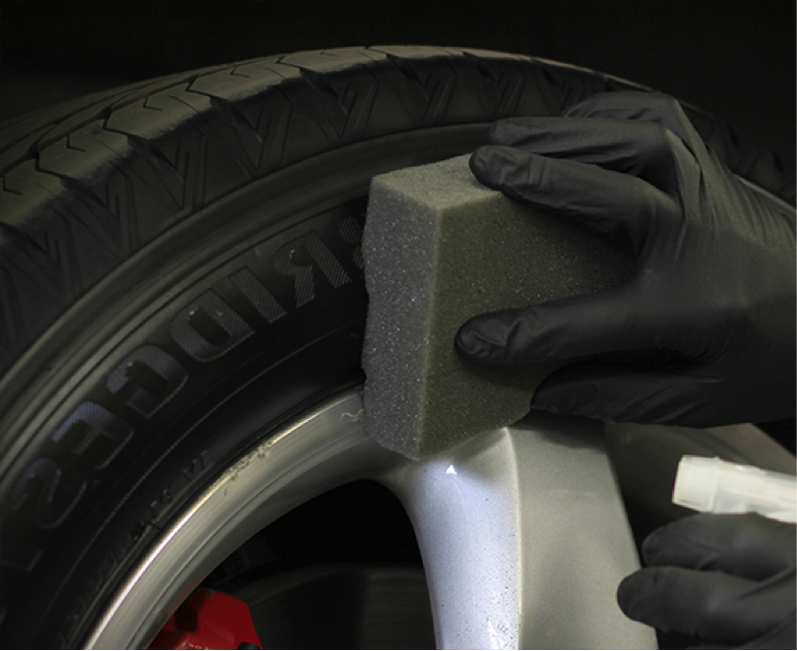 На автомобильных покрышках часто крепят металлические. Чернение резины. Очернитель резины. Полированные шины. Очернитель для резины колеса.