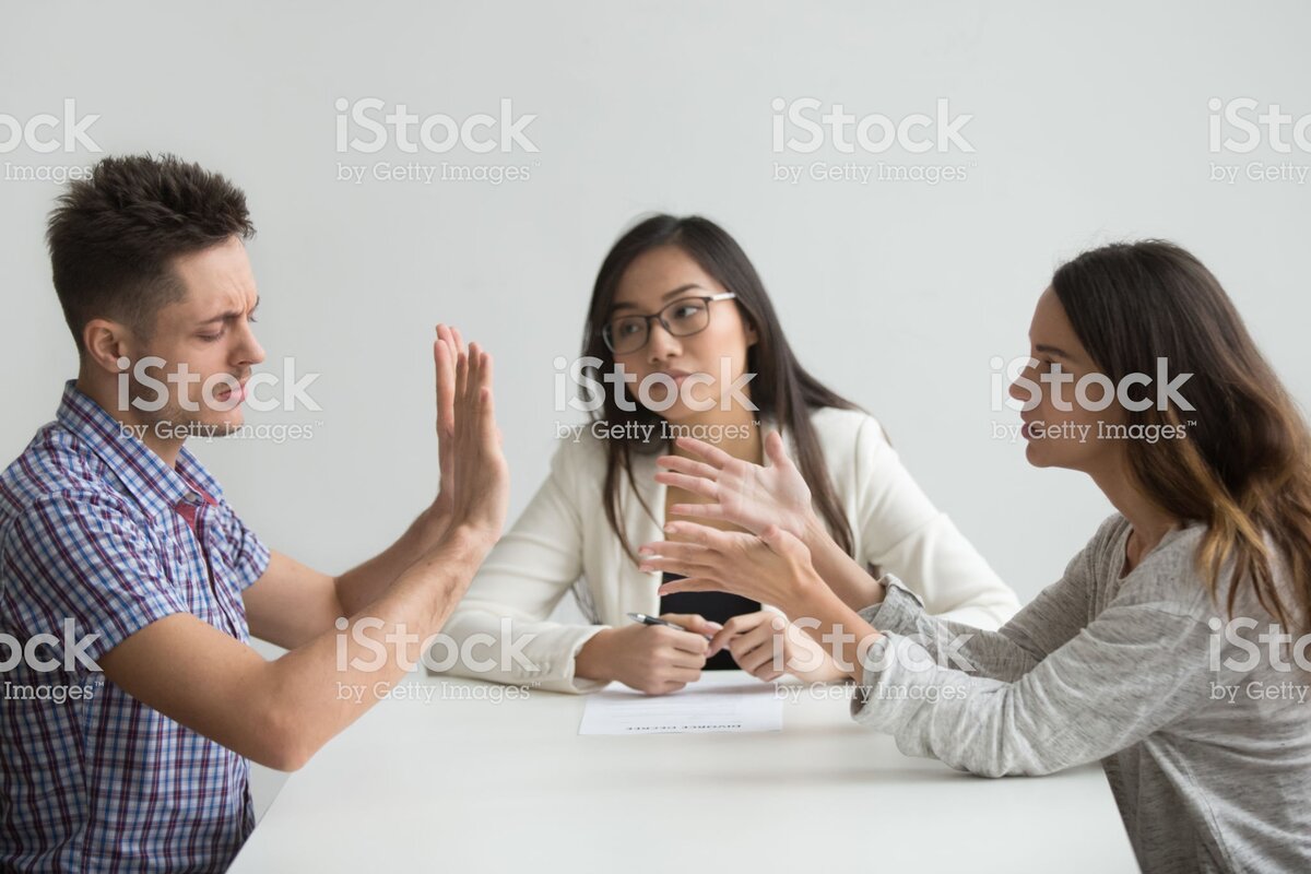 https://www.istockphoto.com/ru/%D1%84%D0%BE%D1%82%D0%BE/unhappy-married-couple-getting-divorced-arguing-fighting-in-lawyers-office-gm973216292-264838618