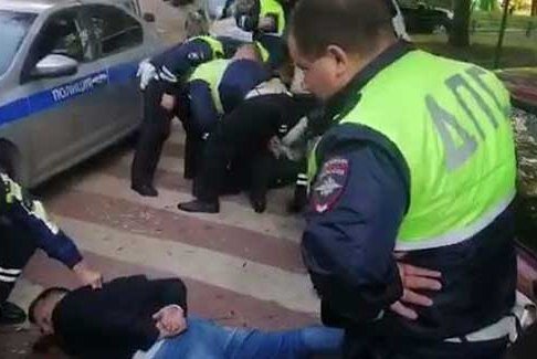 Чтобы вытащить «гонщиков» из машины полицейские разбили окна кувалдой