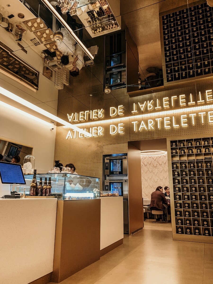 Много золота, но удивительно лаконичный интерьер.Стены покрыты объемными листьями и как-то по-осеннему смотрятся. Красивая витрина с тарталетками, к которой и в будни, и в выходные стоит очередь из фуди.