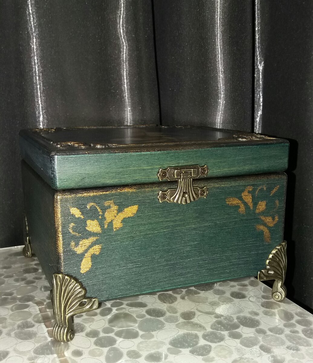 Техники: структурирование дерева, тонирование, золочение, трафарет, объемный трафарет, декупаж.