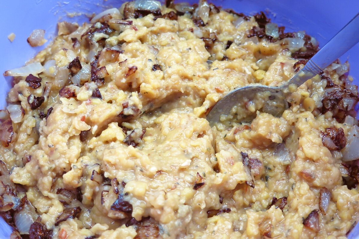 Сварила кашу гороховую в пюре со всякими приправками, обжарила лук и добавила к гороху.

