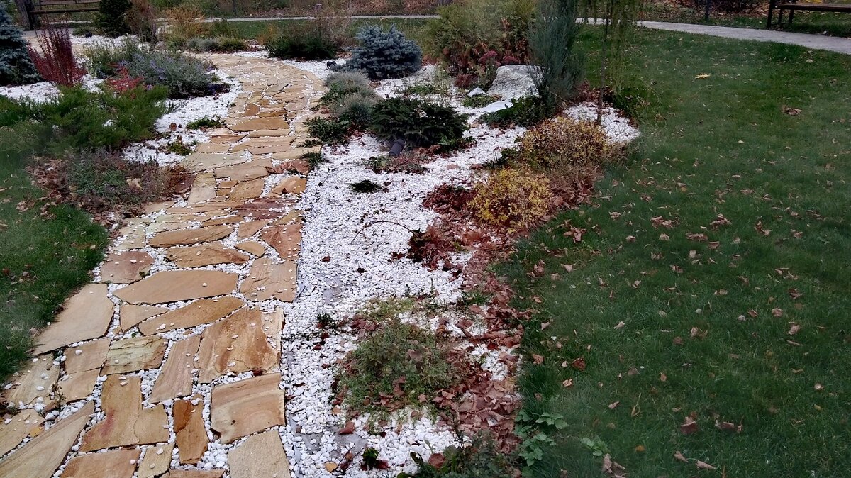 Парадный цветник листва не украшает.