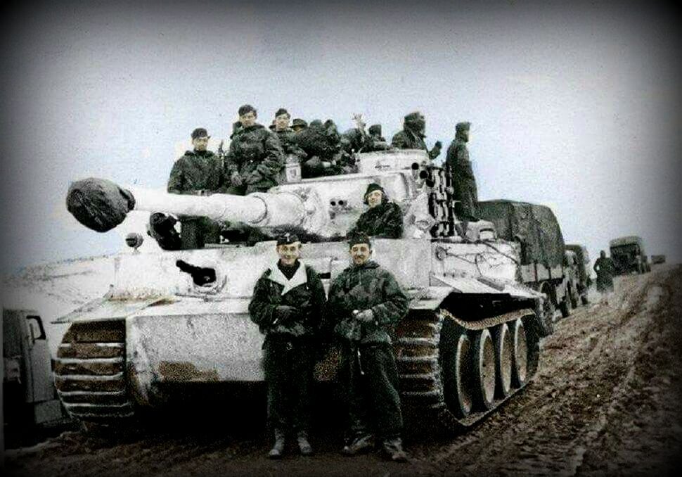 Кариус (стоит внизу слева) на фоне "Тигра" обель-фельдфебля Цветти (стоит рядом).