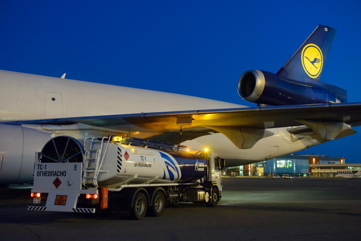 Авиакеросин. Аэродромный топливозаправщик jet a-1. Топливо для самолета. Авиакеросин. Реактивное топливо.