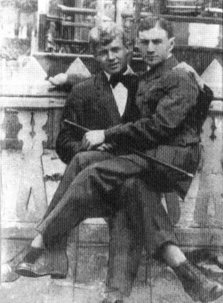 Кусиков на коленях у Есенина