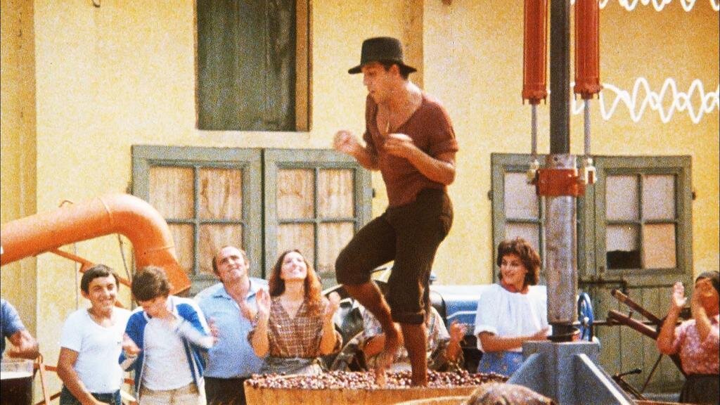 Адриано челентано топчет виноград. Адриано челентано укрощение. Адриано челентано давит виноград. Челентано танец на винограде. Адриано челентано укрощение строптивого.