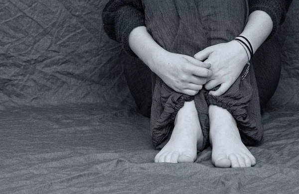 https://cdn.pixabay.com/photo/2017/05/07/19/46/desperate-2293377_960_720.jpg