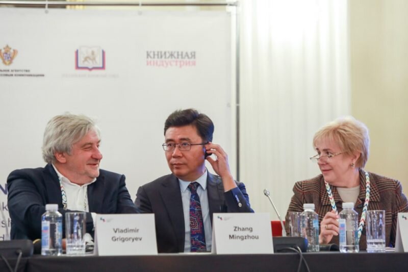 Владимир  Григорьев, Чжан Минчжоу и Мария Веденяпина. Предоставлено  Санкт-Петербургским международным культурным форумом/Дарья Иванова /  ТАСС