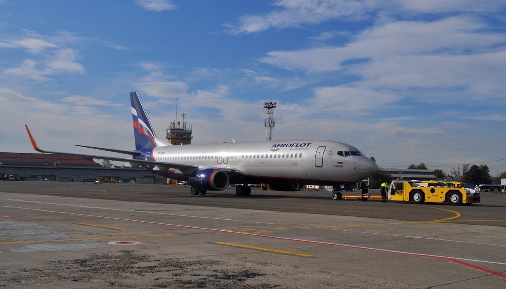 Аэропорт краснодар открыт. Boeing 737 Orenair. Боинг 737 800 Оренэйр. Самолет Orenair Boeing 737-800. Самолет Orenair Boeing 737 500.