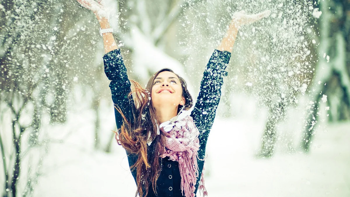 Просто зимний день. Счастье зимой. Девушка зима. Девушка в снегу. Девушка зимой в снегу.