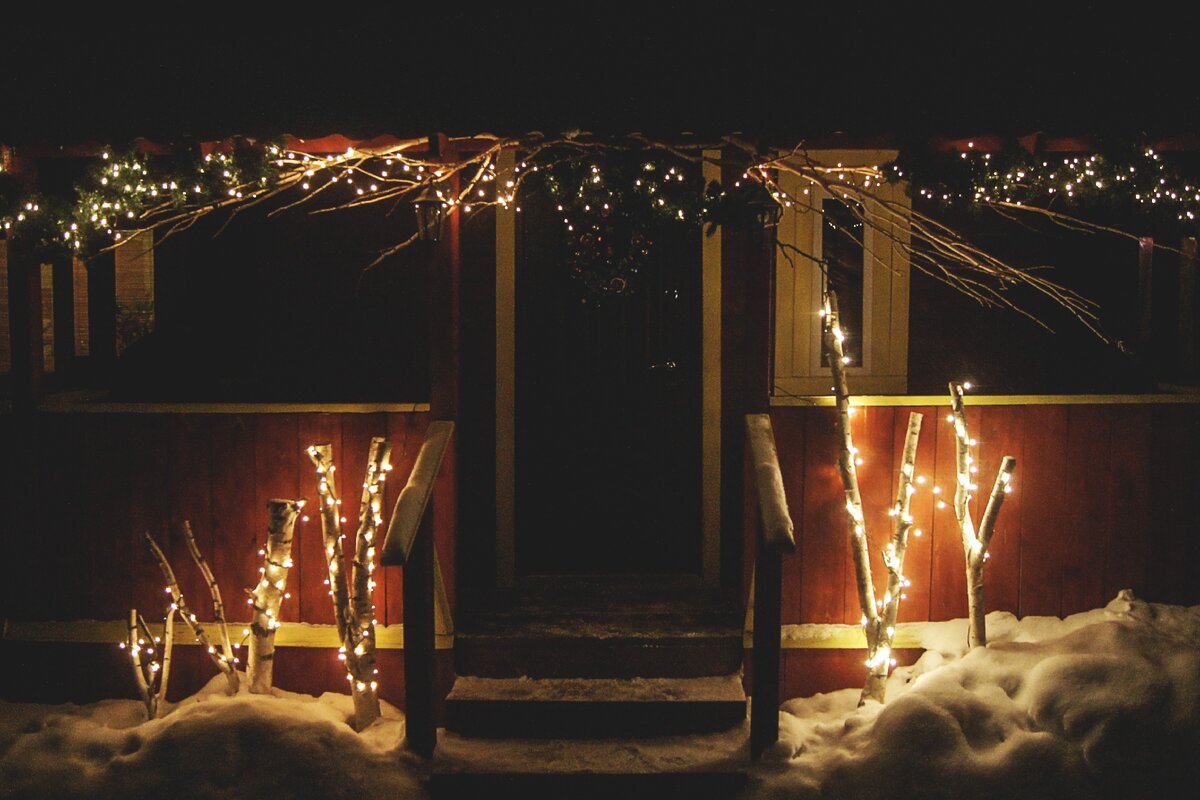 Года три или четыре назад мы украсили при помощи березовых веток и гирлянд крыльцо)