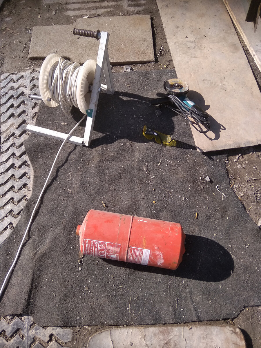 В качестве дымогенератора используется огнетушитель.