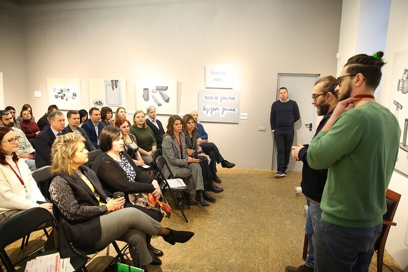 Сергей Мостовщиков и Алексей Яблоков рассказывают представителям липецкой администрации, бизнеса и общественности о том, что привело в город экспедицию “Совпадение”.