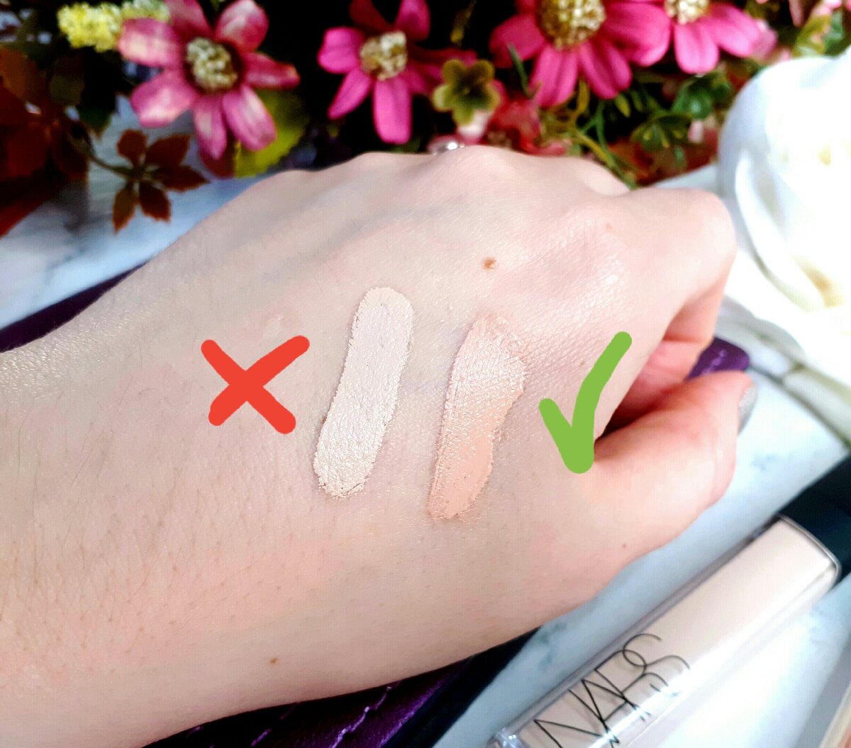 Светлый консилер подойдет для маскировки носогубок, персиковый - для синевы под глазами.