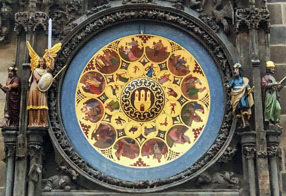 Календарный циферблат часов на Староместской плодащи в Праге