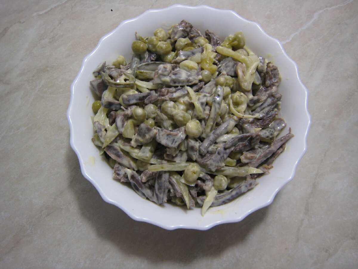 Салат из куриных желудочков с маринованным луком