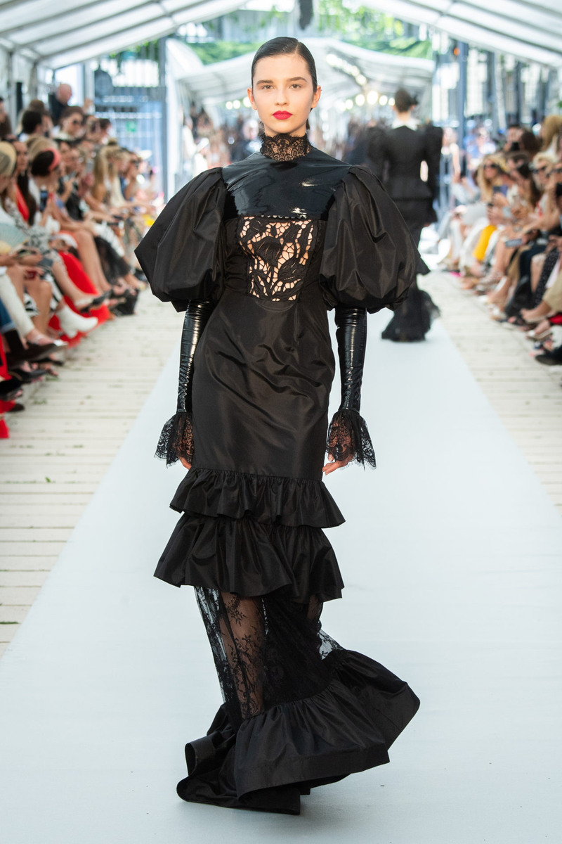 https://www.vogue.ru/collection/autumn_winter2019/couture/paris/Yanina/