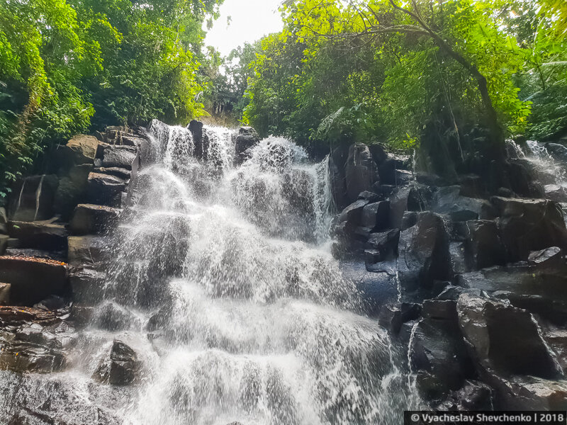 Kanto Lampo Waterfall на о.Бали, Индонезия