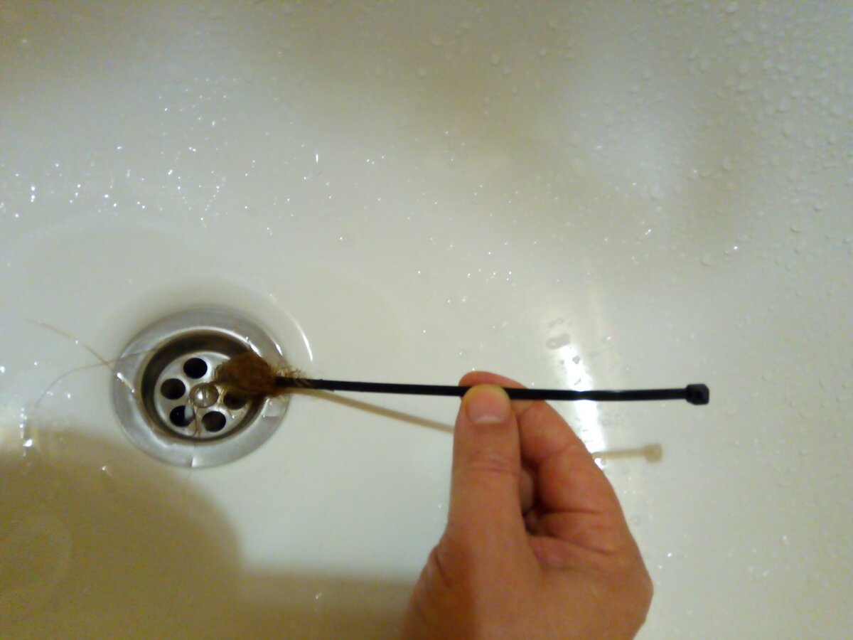 Простой, но очень эффективный способ очистки слива в ванной от волос без разборки сифона.