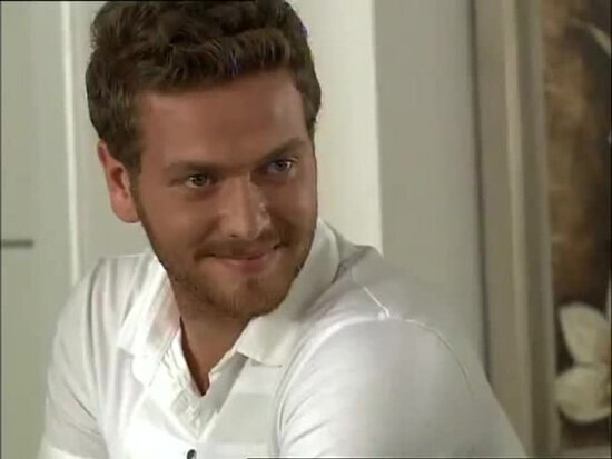 
Энгин Озтюрк в домашней обстановке.
