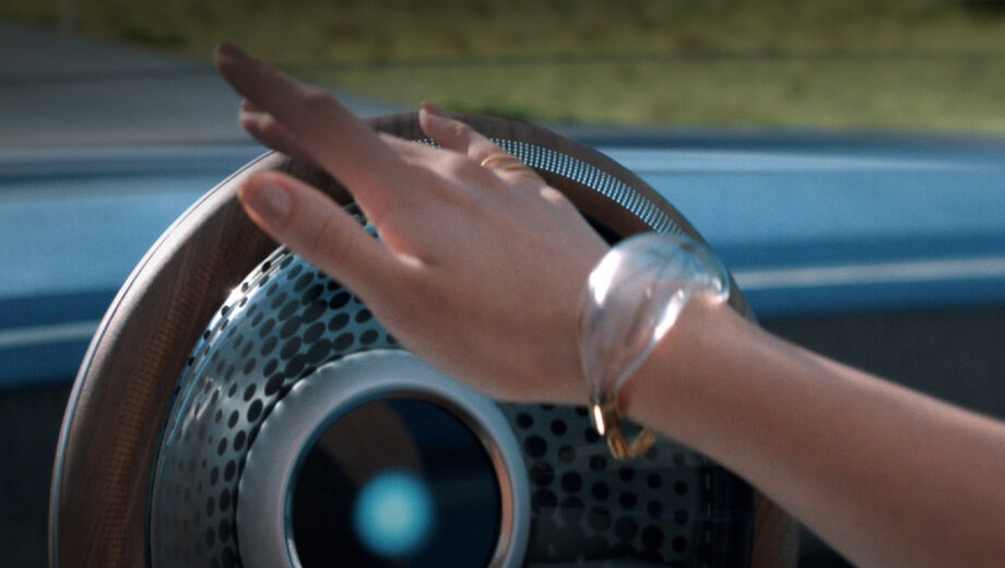 Хондовцы говорят, что «изобрели руль заново». Если дважды погладить баранку, машина начнёт движение в полуавтономном режиме. При нажатии на колесо — ускорение. Потянул на себя — замедление. «Наслаждаться мобильностью по-новому» предлагает Augmented Driving Concept.