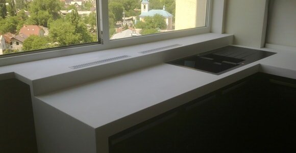 Для маленькой кухни самое главное – грамотно спланировать расположение мебели. Рационально организованное пространство позволит установить все необходимое оборудование, а также облегчит приготовление пищи и превратит времяпрепровождение на кухне в настоящее удовольствие. Поэтому обладатели маленьких кухонь стараются выгодно использовать каждый сантиметр. Одно из интересных решений заключается в использовании подоконника под столешницу.
