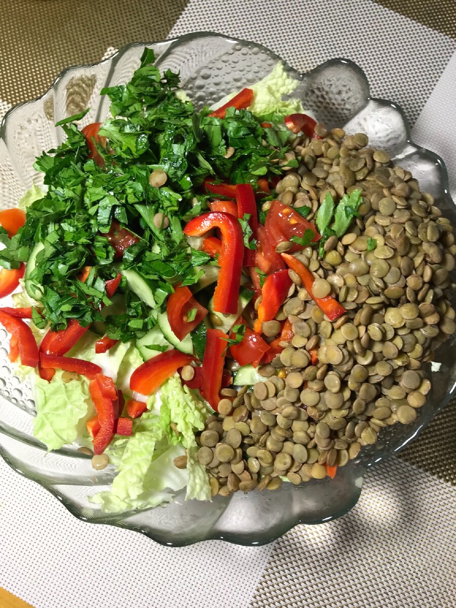 Зелёный салат с чечевицей