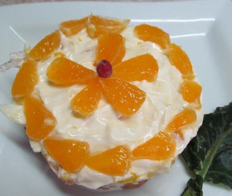 Выложить и украсить этот салатик можно вот так (Фото из открытых источников)